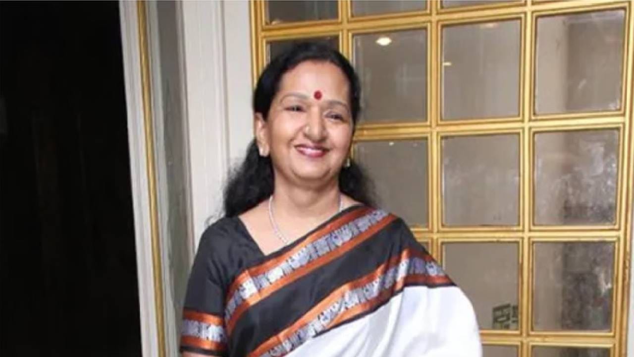 विजयची आई शोभा चंद्रशेखर या पार्श्वगायिका, संगीतकार आणि लेखिका आहेत. त्यांनी तमिळ चित्रपटांमधील गाणी गायली आहेत. विजयची आई हिंदू कुटुंबातून असून त्याच्या आईवडिलांचं आंतरधर्मीय लग्न आहे. विजयला एक छोटी बहीणसुद्धा होती, जिचं नाव विद्या चंद्रशेखर होतं. दुर्दैवाने वयाच्या दुसऱ्याच वर्षी तिचं निधन झालं. 
