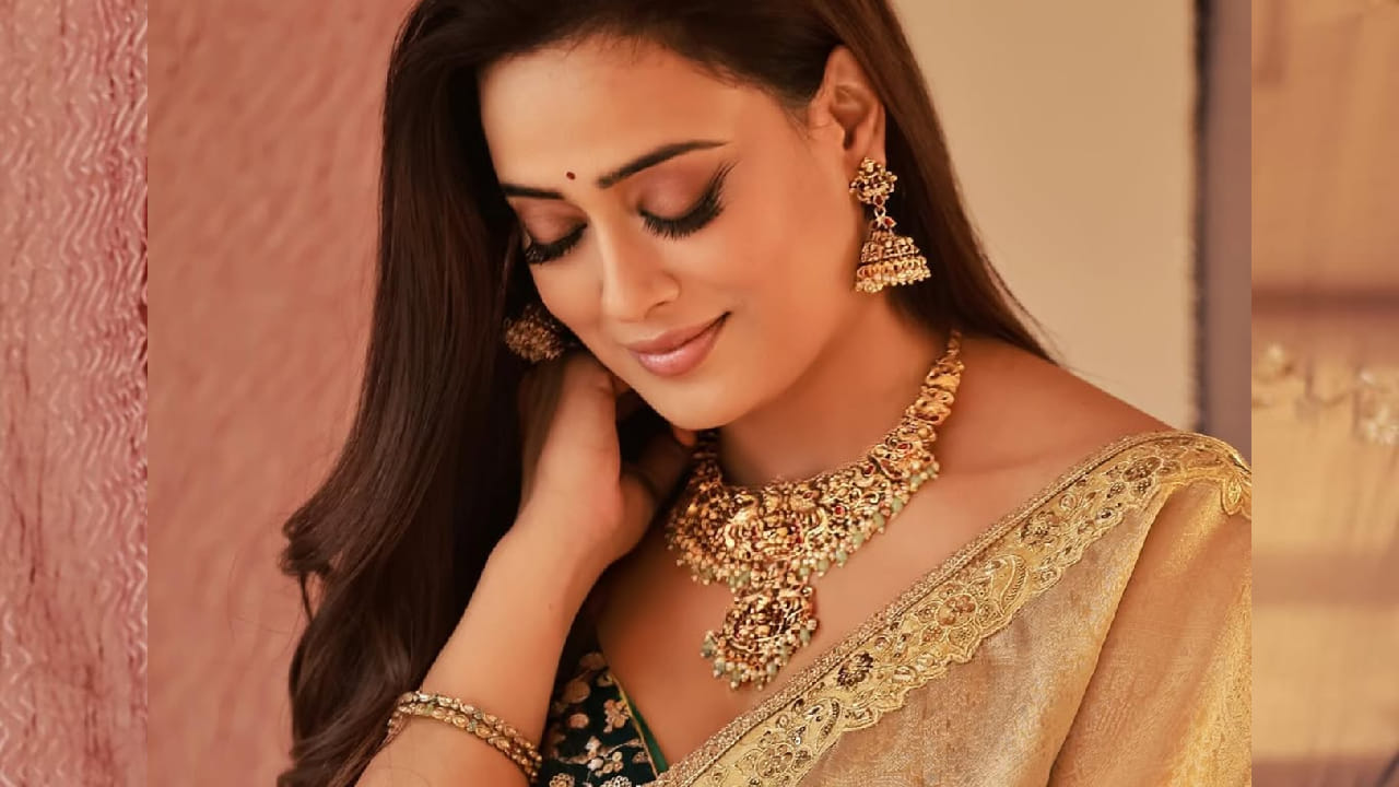 नुकतेच श्वेता तिवारीने सोशल मीडियावर तिचे गोल्डन रंगाच्या साडीतले काही फोटो शेअर केले आहेत. या साडीवर तिने डार्क ग्रीन रंगाचा ब्लाउज मॅच केला असून, हा गोल्डन-ग्रीन कॉम्बिनेशन अत्यंत रॉयल आणि क्लासी दिसत आहे.
