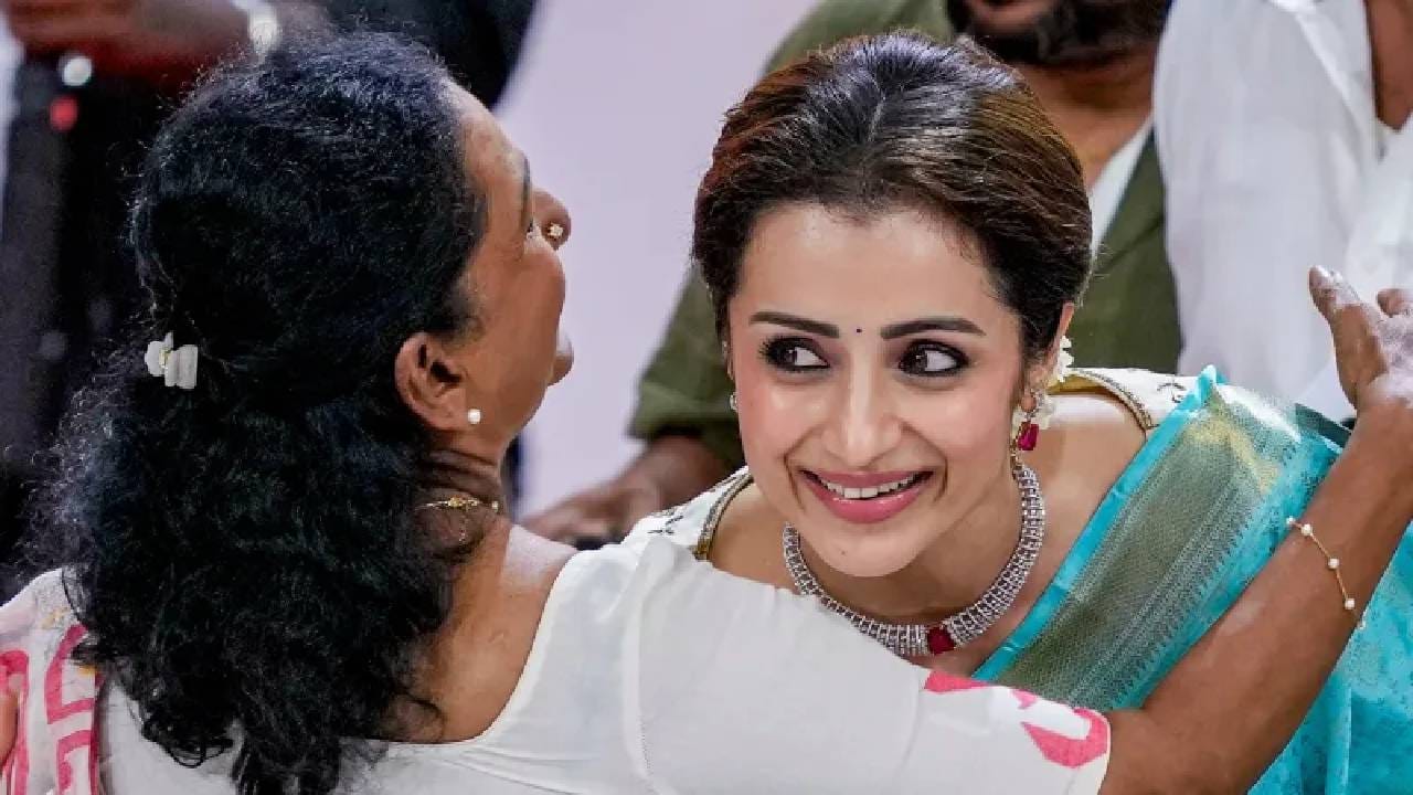 तमिळनाडूच्या विधानसभा निवडणुकीत अभिनेते विजय यांच्या तमिळगा वेत्री कझगम (टीव्हीके) या पक्षाने मोठा विजय मिळवला. 10 मे 2026 रोजी त्यांनी मुख्यमंत्रीपदाची शपथ घेतली. या शपथविधी सोहळ्यात अभिनेत्री त्रिशा कृष्णनने सर्वांचं लक्ष वेधून घेतलं. 
