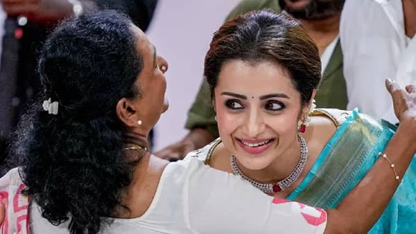 तमिळनाडूच्या विधानसभा निवडणुकीत अभिनेते विजय यांच्या तमिळगा वेत्री कझगम (टीव्हीके) या पक्षाने मोठा विजय मिळवला. 10 मे 2026 रोजी त्यांनी मुख्यमंत्रीपदाची शपथ घेतली. या शपथविधी सोहळ्यात अभिनेत्री त्रिशा कृष्णनने सर्वांचं लक्ष वेधून घेतलं.