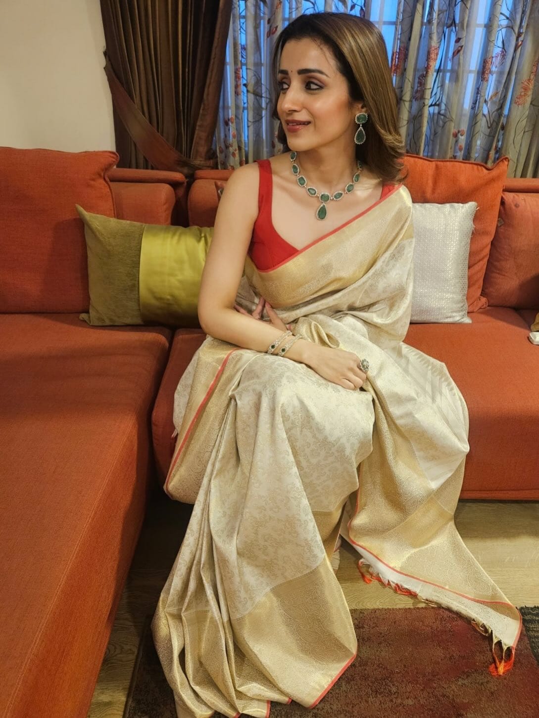 "माझ्या आसपास अनेक लग्न झालेली जोडपी आहेत. माझे मित्र-मैत्रिणी आहेत, जे लग्न करुन नाखुश आहेत. त्यांची वेगवेगळी कारणं आहेत. मला माझ्या आयुष्यात असं नकोय. त्यापेक्षा मी योग्य माणसासाठी थांबेन. ज्यावेळी योग्य माणूस भेटेल, त्यावेळी लग्न करीन. नाही मिळाला तरी चालेल" असं त्रिशा कृष्णनने म्हटलेलं. 