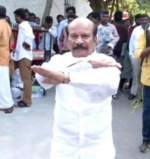 विशेष म्हणजे या निवडणुकीत डीएमके पक्षाचे सर्वेसर्वा तथा तमिळनाडूचे विद्यमान मुख्यमंत्री एम के स्टॅलिन यांचादेखील पराभव झाला आहे. टीव्हीके पक्षाचे व्ही एस बाबू यांनी त्यांना तब्बल 8795 मतांनी पराभूत केले आहे. व्ही एस बाबू यांना 82997 मतं मिळाली तर स्टॅलिन यांना 74202 मतं मिळाली. 