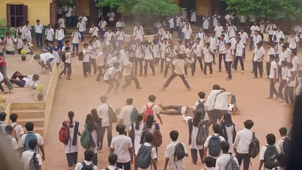 ओटीटीवर दर आठवड्याला नवनवीन चित्रपट आणि वेब सीरिज प्रेक्षकांच्या भेटीला येत असतात. नुकताच जिओ हॉटस्टार एक चित्रपट स्ट्रीम झाला असून, त्याला प्रेक्षकांकडून दमदार प्रतिसाद मिळत आहे. 2 तास 22 मिनिटांचा हा चित्रपट ओटीटीवर लगेच ट्रेंडिंग यादीत पोहोचला आहे.