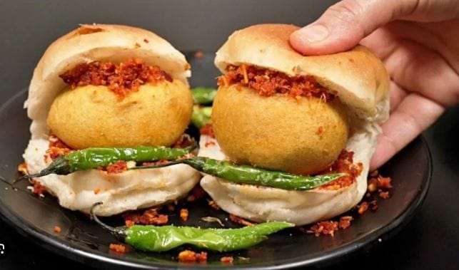 वडापाव थेट दुप्पट किमतीने महागल्यामुळे आता सामान्यांना खिशातून जास्त पैसे खर्च करावे लागत आहेत. आता वडापाव तसेच अन्य खाद्यपदार्थदेखील महाग होऊ शकतात. त्यामुळे इराणचे युद्ध लवकरात लवकर संपावे, अशी इच्छा व्यक्त केली जात आहे. 