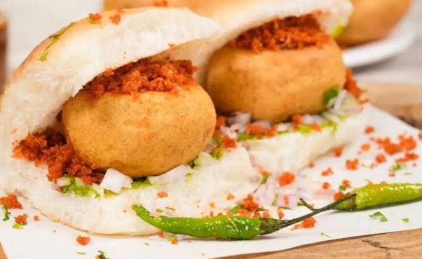 पेट्रोल आणि डिझेल महागल्यामुळे त्याची थेट झळ सामान्यांना बसत आहे. दुसरीकडे अनेक खाद्यपदार्थही महागले आहेत. भविष्यात ही महागाई जास्तच वाढण्याची भीती व्यक्त केली जात आहे. परिस्थिती पूर्ववत न झाल्यास आणखी मोठा संकट ओढाऊ शकते, असे बोलले जात आहे. 