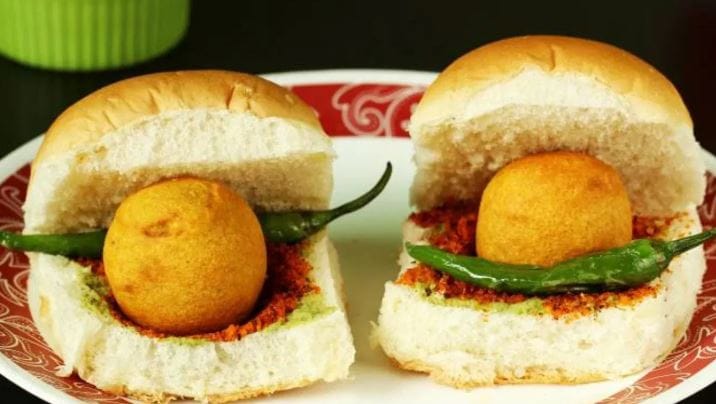 सामान्य नागरिकांची भूक भागवणारा वडापाव अगोदर दहा ते पंधरा रुपयांना मिळायचा. आता हाच वडापाव 25 ते 30 रुपयांन मिळत आहे. इंधन दरवाढीचा फटका खाद्यपदार्थाच्या किमतीलाही बसताना पाहायला मिळत आहे.