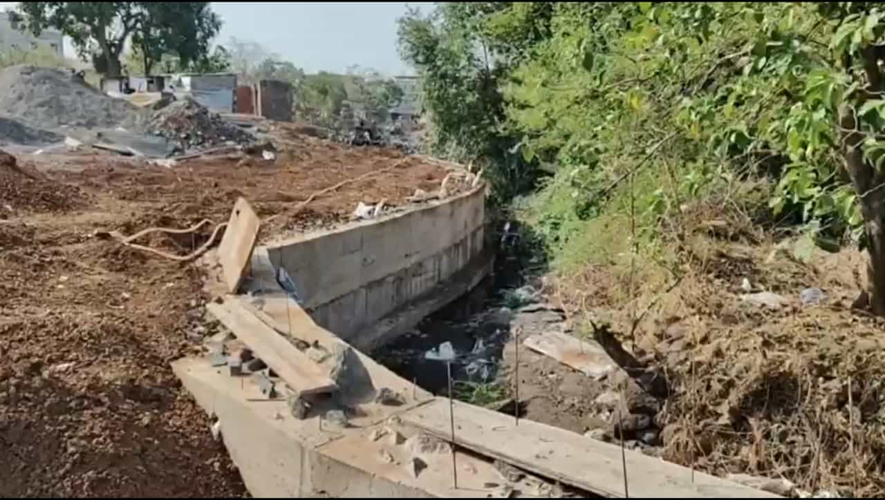 कल्याण-कर्जत महामार्ग पाण्याखाली जाणार? वांगणीतील प्रसिद्ध बिल्डरचा कारनामा व्हायरल