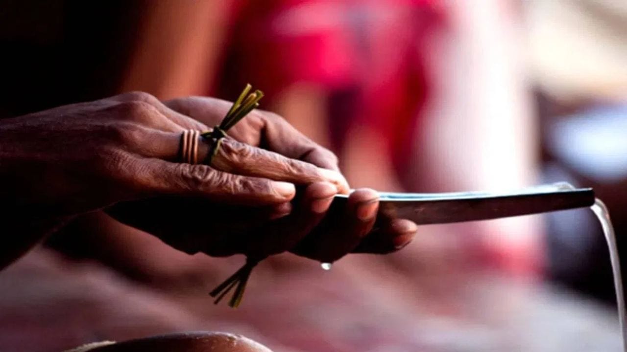 Vastushastra : पितृदोषाने त्रस्त आहात? मग अमावस्येच्या दिवशी करा हा खास उपाय, सर्व समस्या होतील दूर Vastushastra : पितृदोषाने त्रस्त आहात? मग अमावस्येच्या दिवशी करा हा खास उपाय, सर्व समस्या होतील दूर