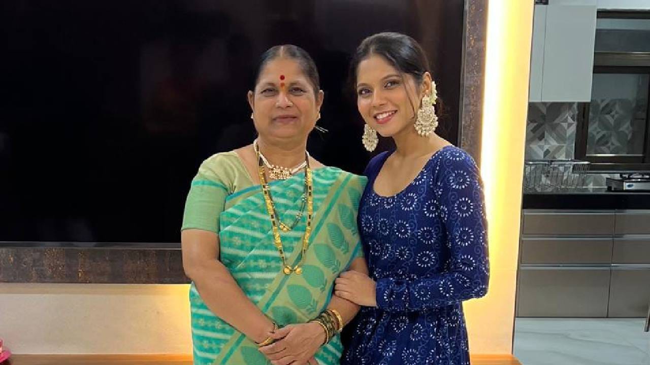 'कमळी' मालिकेतील कमळी म्हणजेच विजया बाबर सांगते की, तिच्या कुटुंबात आजही सर्व सण अतिशय पारंपरिक पद्धतीने साजरे केले जातात. मुंबईत राहूनही गावाची परंपरा जपण्याचे संस्कार आईकडून मिळाले आहेत. सणांचा उत्साह आणि त्यामागचे महत्त्व मला मनापासून उमजले आहे. तिच्या स्वभावात असलेला 'हट्टीपणा' हा नकारात्मक नसून, आईकडून मिळालेला जिद्दीपणा आणि ध्येय गाठण्याची सकारात्मकता आहे. "आईमुळेच माणसं जोडण्याची कला मी  शिकली आहे. आई गृहिणी असताना घराची सर्व कामे सांभाळून शिवणकामाचा छंद जोपासायची, हे पाहून मला वाटते की आई होणं हीच मुळात मोठी जबाबदारी आहे. देवाला सगळीकडे पोहोचणे शक्य नव्हते म्हणून त्याने आई घडवली, त्यामुळे आईला घराची सीईओ आणि संस्कारांची डायरेक्टर म्हणणे अगदी योग्य आहे."
