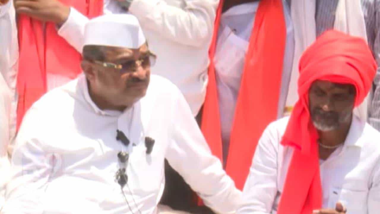 Manoj Janage Patil : मोठी बातमी! उपोषण सुरू होताच सरकारची मोठी अॅक्शन, थेट अधिकारी निलंबित; विखे पाटील यांची जरांगेंसमोरच माहिती