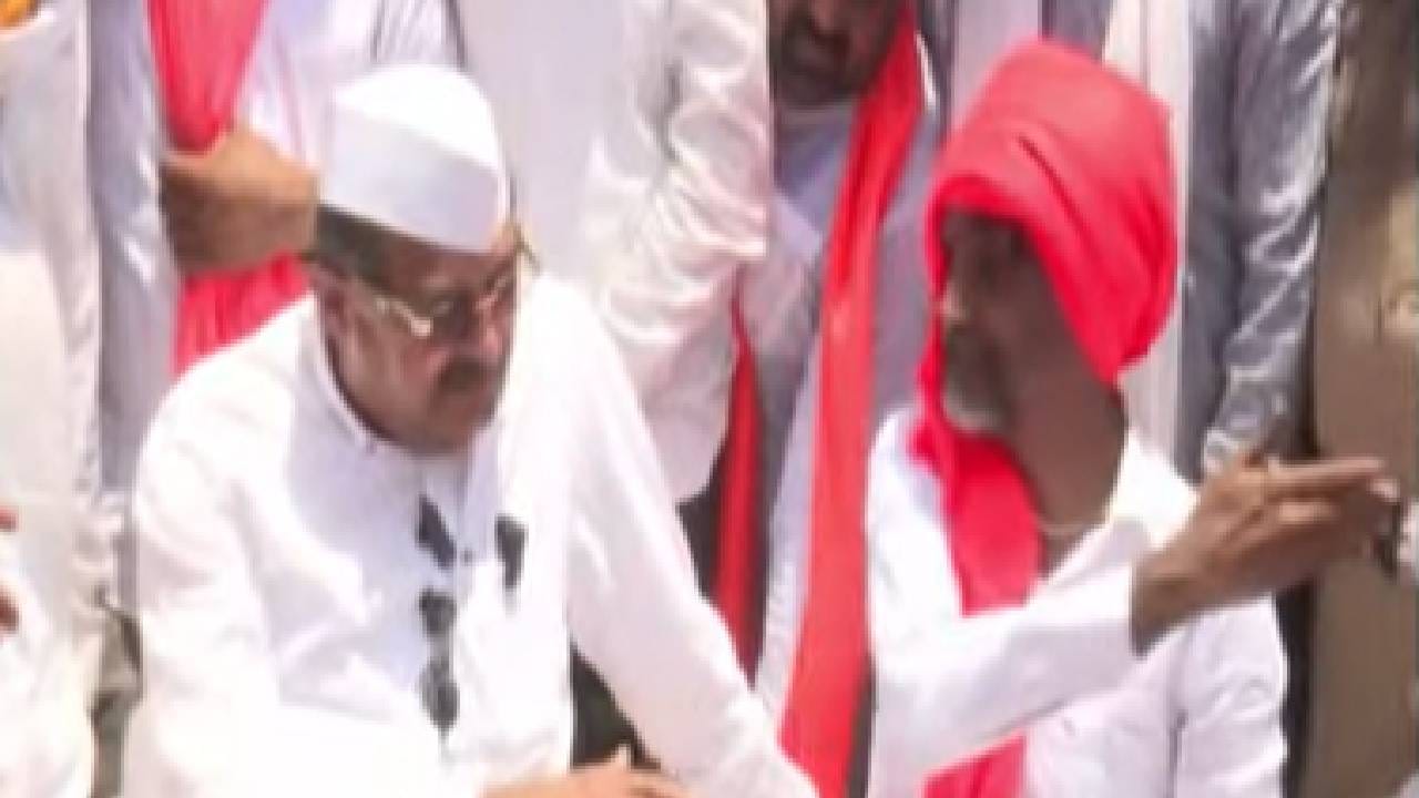 मनोज जरांगे पाटील यांच्यासोबत चर्चा करण्यासाठी आलेले कॅबिनेट मंत्री राधाकृष्ण विखे पाटील यांनी मनोज जरांगेंना सावलीत बसण्याची विनंती केली, त्यावर त्यांनी मी ऊन्हात बसलो, तर चटके तुम्हाला बसणार, त्यासाठी मी इथेच बसणार असं उत्तर दिलं.