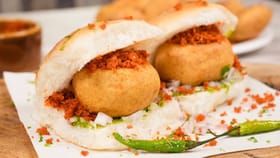 प्रवाशांचा खिसा कापला, वडापाव, समोसा आणि कोल्ड्रिंकच्या दरात मोठी वाढ.