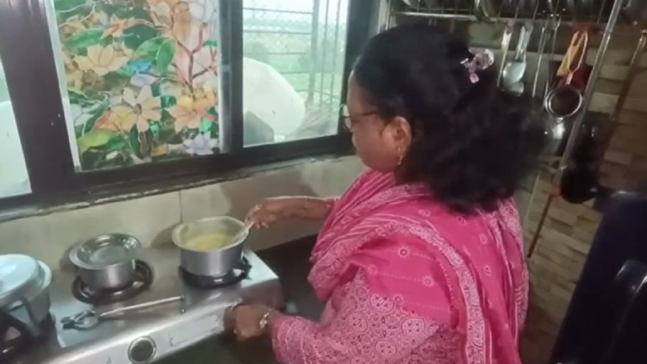 सांगायचं झालं तर,  घरच्या परिस्थितीमुळे आणि कमी वयात लग्न झाल्यामुळे छाया यांना शिक्षण अर्धवट सोडावे लागले होते. मात्र वय वाढत असताना देखील काही जणांना शिक्षणाची ओढ स्वस्थ बसू देत नाही. कारण आजच्या जगात स्वतःला टिकवायचं असेल तर, शिक्षण फार महत्त्वाचं आहे. 