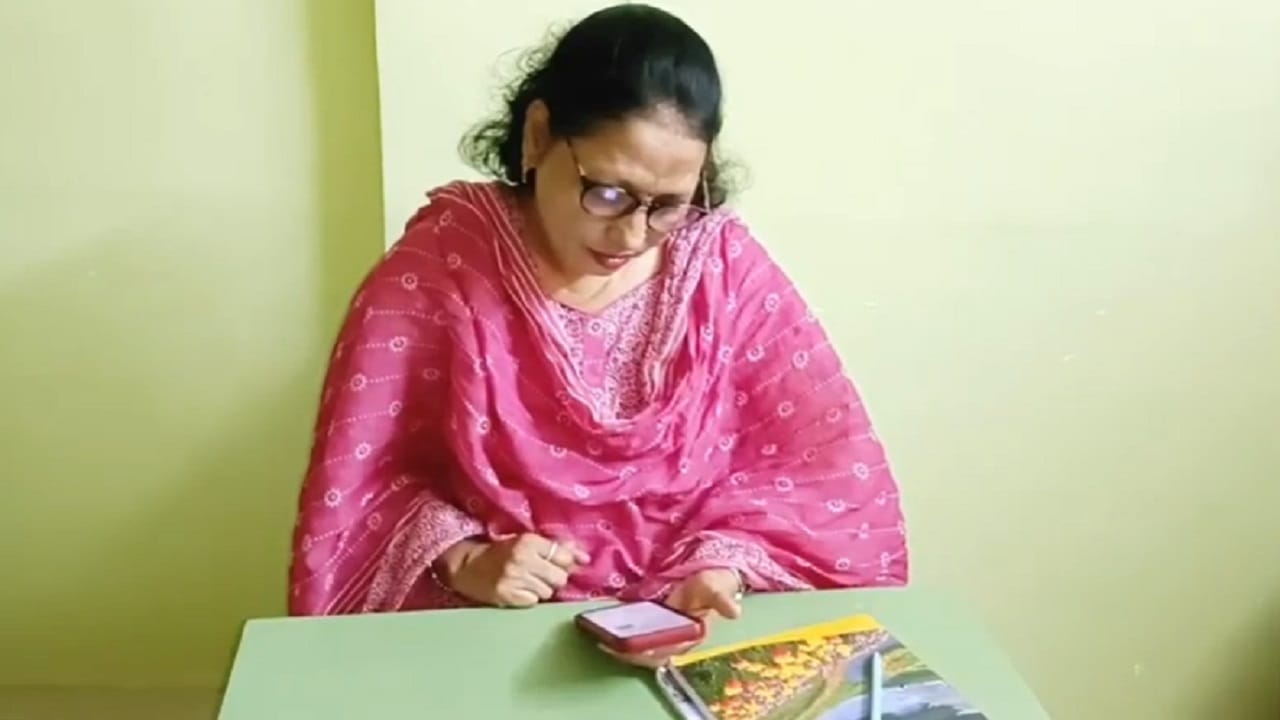 तसेच महाविद्यालयातील शिक्षकांच्या मार्गदर्शनामुळे आणि सहकार्यामुळेच मला 12 वीच्या परीक्षेत चांगल्या गुणांनी उत्तीर्ण होता आले.. तसेच यापुढेही अजून शिकण्याची इच्छा छाया यांनी व्यक्त केली आहे. बाराची परीक्षा पास झाल्याने सर्वांनीच त्यांचं कौतुक केलं. 