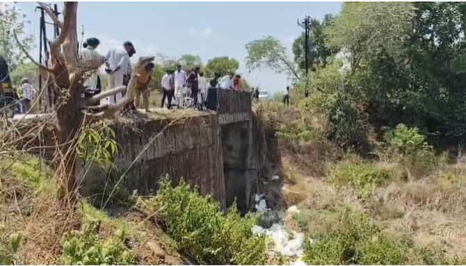 कुर्ती, निळ्या रंगाचा ड्रेस... रस्त्याच्या कडेलाच महिलेचा मृतदेह आढळला; रायगडमध्ये खळबळ