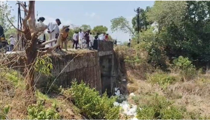 कुर्ती, निळ्या रंगाचा ड्रेस... रस्त्याच्या कडेलाच महिलेचा मृतदेह आढळला; रायगडमध्ये खळबळ कुर्ती, निळ्या रंगाचा ड्रेस... रस्त्याच्या कडेलाच महिलेचा मृतदेह आढळला; रायगडमध्ये खळबळ