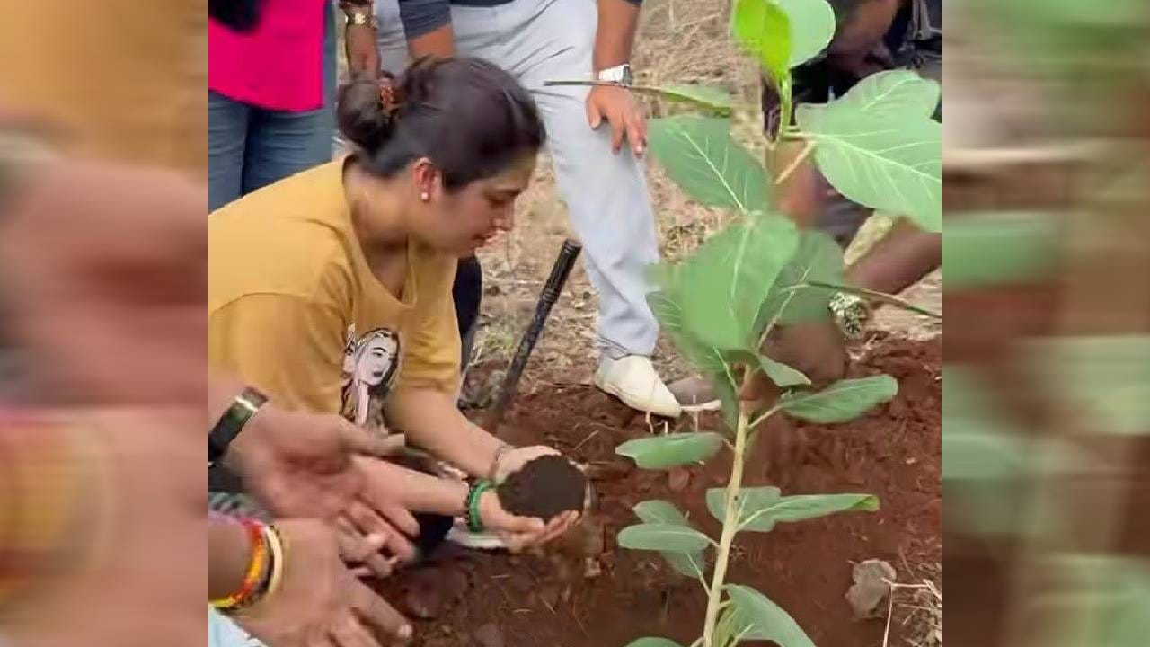 प्राजक्ता हिने नुकताच वृक्षारोपण मोहिमेत सहभाग घेतला होता. आरे जंगलात वन विभागाच्या मदतीने 100 हून अधिक झाडे लावल्याची माहिती प्राजक्ताने सोशल मीडियावर दिली. त्याचे काही फोटो, व्हिडीओही तिने यासोबत शेअर केले.