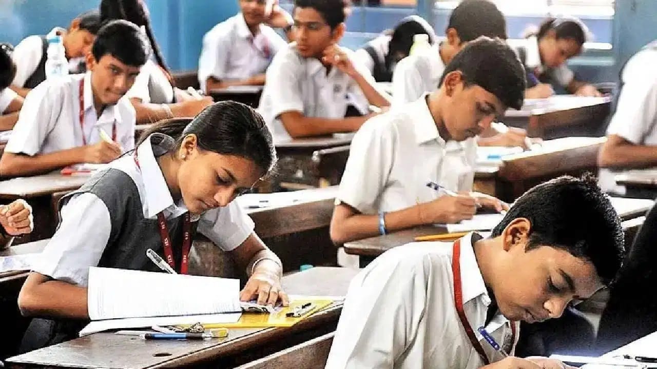 बारावीची पूरक परीक्षा 16 जून ते 8 जुलै दरम्यान,  तर दहावीची पूरक परीक्षा 16 जून ते 30 जून या कालावधीत होणार आहे. बारावीच्या पूरक परीक्षेसाठी विभागातून एकूण 19 हजार 99 विद्यार्थ्यांनी नोंदणी केली असून त्यासाठी 40 परीक्षा केंद्रे आणि 15 परिरक्षक केंद्रे निश्चित करण्यात आली आहेत. 