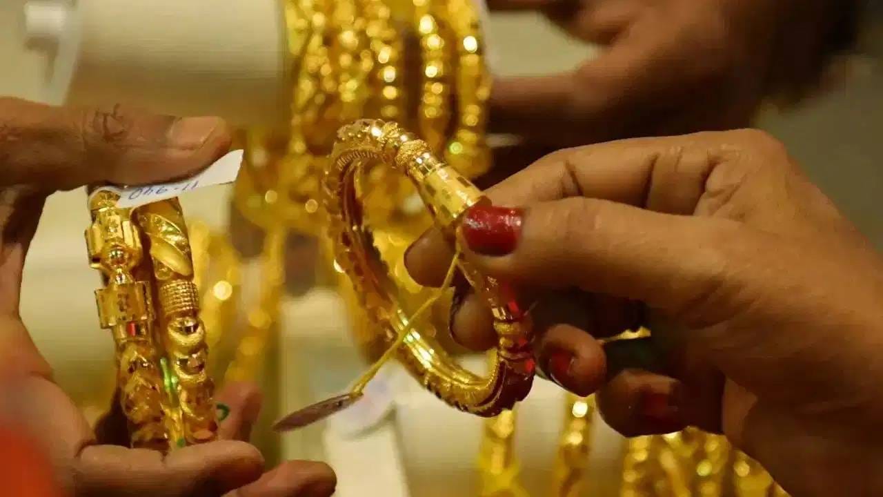 Gold Rates Today : आली रे आली, सोन्याची गुड न्यूज आली ! खरेदीला जाण्यापूर्वी जाणून घ्या ताजे दर Gold Rates Today : आली रे आली, सोन्याची गुड न्यूज आली ! खरेदीला जाण्यापूर्वी जाणून घ्या ताजे दर