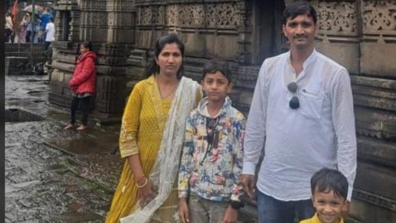 योगेश पाटील असं या आत्महत्या केलेल्या मुख्यध्यापकाचं नाव आहे, योगेश पाटील यांनी आधी पत्नी माधुरी पाटील, मुलं अथर्व आणि शिवांश पाटील यांची हत्या केली, त्यानंतर त्यांनी स्वत: देखील गळफास घेऊन आत्महत्या केल्याची माहिती समोर येत आहे.   
