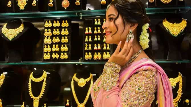 Gold Price Today : 1.50 लाखांच्या खाली आलं सोनं... ज्वेलरकडे धाव घेण्याआधी जाणून घ्या तुमच्या शहरातले भाव !