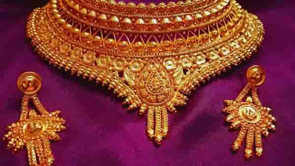 Gold Price Today : सोन्याच्या किमतीत पुन्हा मोठा उलटफेर ! आज भाव चांगलेच घसरले... जाणून घ्या दर पटापट
