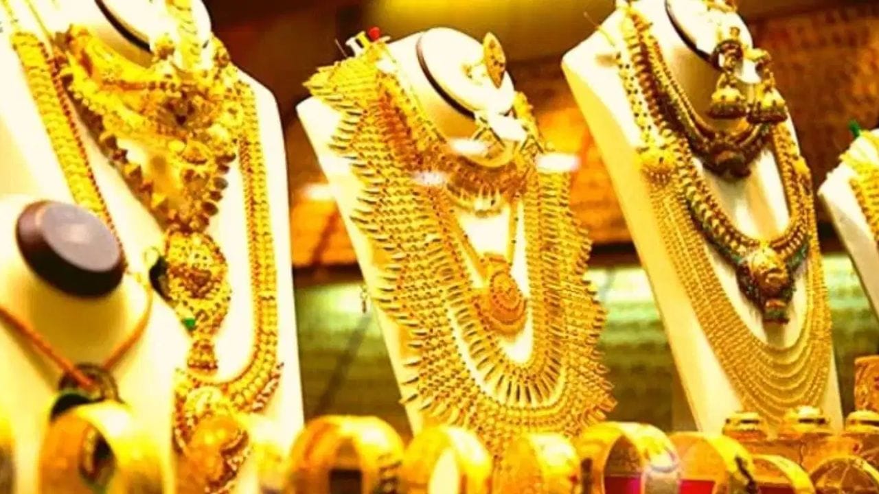 नव्या दरानुसार आता सोन्याचे दर प्रति तोळ्यामागे दीड हजार रुपयांनी कमी होऊन,  जीएसटीसह प्रति तोळा 1 लाख 58 हजार 105 रुपयांवर पोहोचले आहेत. यामुळे खरेदीदारांना थोडा का होत नाही दिलासा मिळणार आहे. 