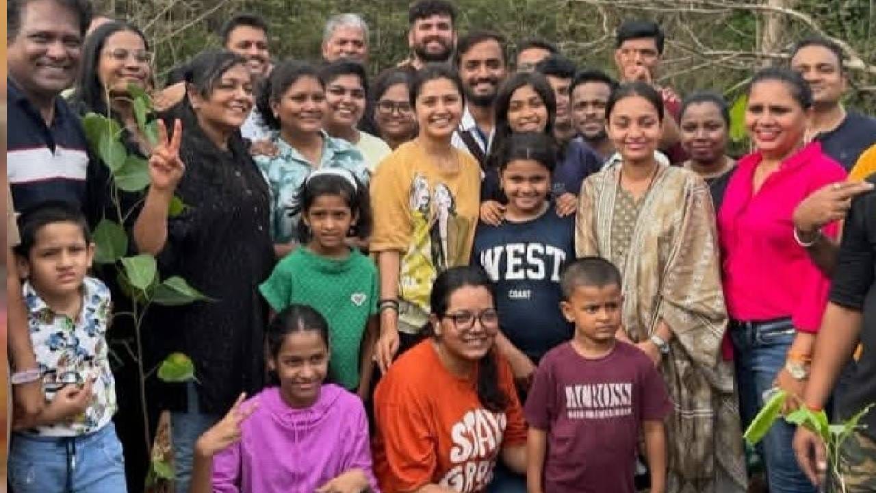 या उपक्रमात Art of Living Foundation  चे स्वयंसेवक, वृक्षप्रेमी आणि वन विभागाचे मोठे सहकार्य लाभले. विशेष म्हणजे १६-१७ वर्षांखालील ७-८ मुलांनीही या वृक्षारोपण मोहिमेत उत्साहाने सहभाग घेतला. 👏 - असं प्राजक्ताने या पोस्टमध्ये लिहीलं. 