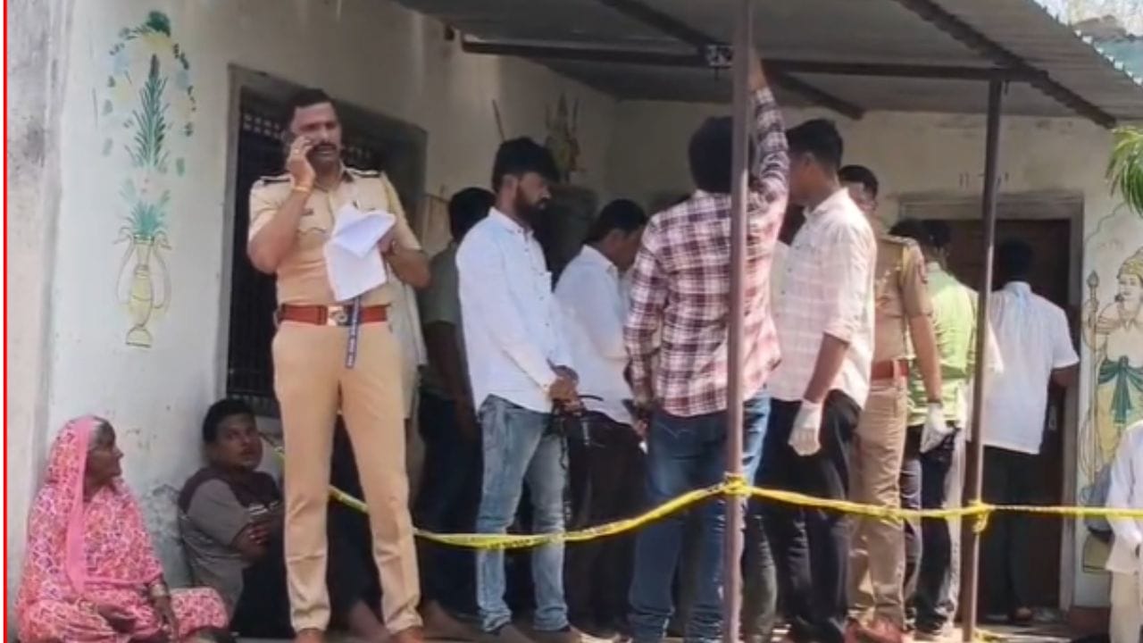 बार्शी तालुक्यातील हत्तीज गावामध्ये ही धक्कादायक घटना घडली आहे. योगेश पाटील हे नंदुरबार येथे जिल्हा परिषद शाळेत मुख्याध्यापक म्हणून कार्यरत होते. या घटनेनं हळहळ व्यक्त होत आहे. 