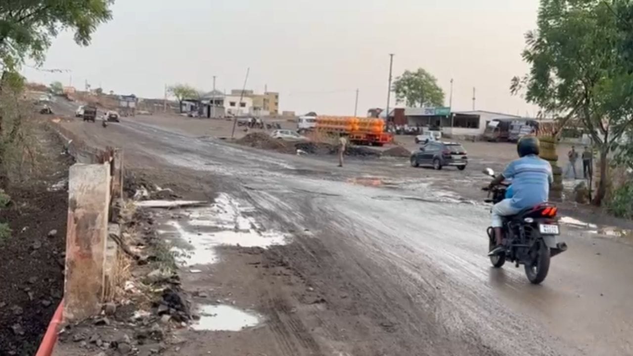 पुणे जिल्हा पुन्हा एकदा गोळीबाराच्या घटनेनं हादरला आहे. या गोळीबाराच्या घटनेमध्ये एकाचा मृत्यू झाला असून, या घटनेनं मोठी खळबळ उडाली आहे. 