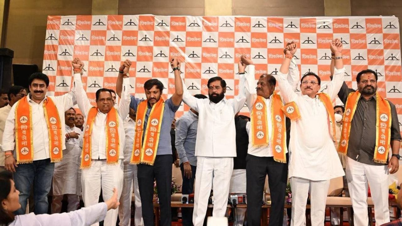 उद्धव ठाकरे यांची साथ सोडून शिंदे गटात गेलेल्या 6 खासदारांबद्दल धक्कादायक माहिती, थेट फाटला बुरखा.. उद्धव ठाकरे यांची साथ सोडून शिंदे गटात गेलेल्या 6 खासदारांबद्दल धक्कादायक माहिती, थेट फाटला बुरखा..