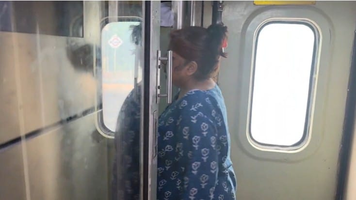 एसी डबे असल्याने खिडक्या खोलण्याची सोय देखील  नाही,कोकण मार्गावर बोगदे देखील असल्याने शुद्ध हवा डब्यात येण्यास अडचण झाल्याने प्रवाशांनी गुदमरल्या सारखे होत असल्याची तक्रार प्रवाशांनी समाजमाध्यमावर केली आहे. 