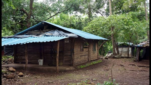 अंगणात खेळणाऱ्या मुलाच्या शरीरात चार गोळ्या घुसल्या, धक्कादायक घटनेने संताप