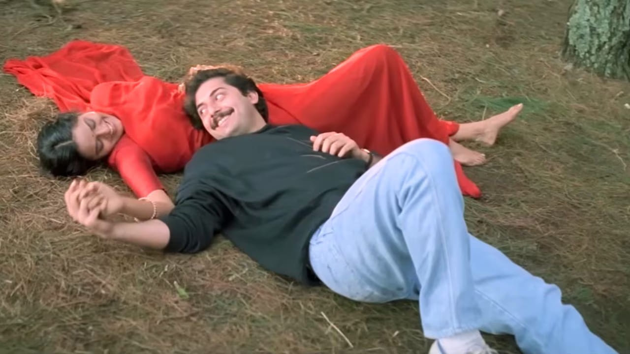 अशाच अजरामर गाण्यांपैकी एक म्हणजे ये हसीं वादियां. 1992 मध्ये प्रदर्शित झालेल्या 'रोजा' या चित्रपटातील हे रोमँटिक गाणं आजही तितकेच लोकप्रिय आहे. हे गाणं प्रसिद्ध गायक एस. पी. बालसुब्रह्मण्यम आणि के. एस. चित्रा यांनी गायले असून त्याला संगीत ए. आर. रहमान यांनी दिले आहे. 