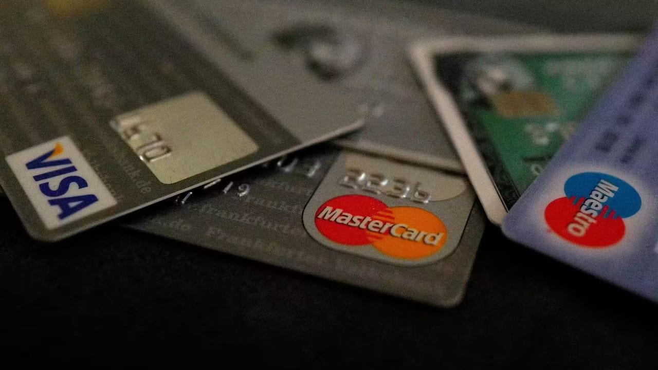 ATM होणार हद्दपार ? दोन वर्षात 44% कमी झाला Debit Card कार्डचा वापर, काय कारण ? ATM होणार हद्दपार ? दोन वर्षात 44% कमी झाला Debit Card कार्डचा वापर, काय कारण ?