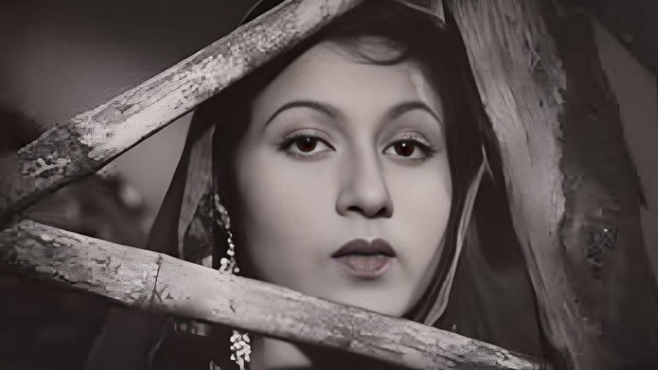 या गाण्याच्या ध्वनिमुद्रणाची पद्धत त्या काळात अत्यंत वेगळी होती. गाण्यात रहस्य आणि भयाचा प्रभाव निर्माण करण्यासाठी लता मंगेशकर यांना मायक्रोफोनपासून सुमारे 25 फूट दूर उभे राहून गायन करण्यास सांगण्यात आले होते.