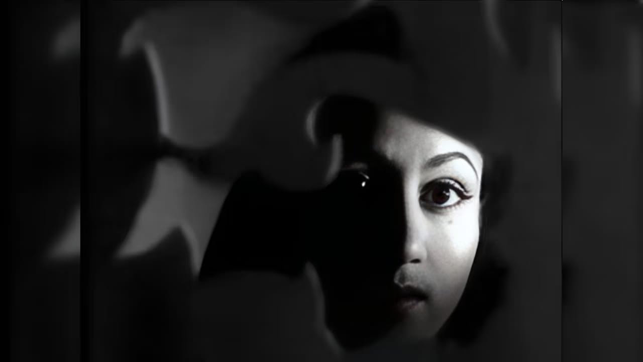 गाणे गात-गात त्या हळूहळू मायक्रोफोनजवळ येत होत्या. त्यामुळे आवाज दूरवरून जवळ येत असल्याचा भास निर्माण झाला आणि गाण्याला एक वेगळाच गूढ प्रभाव मिळाला.
