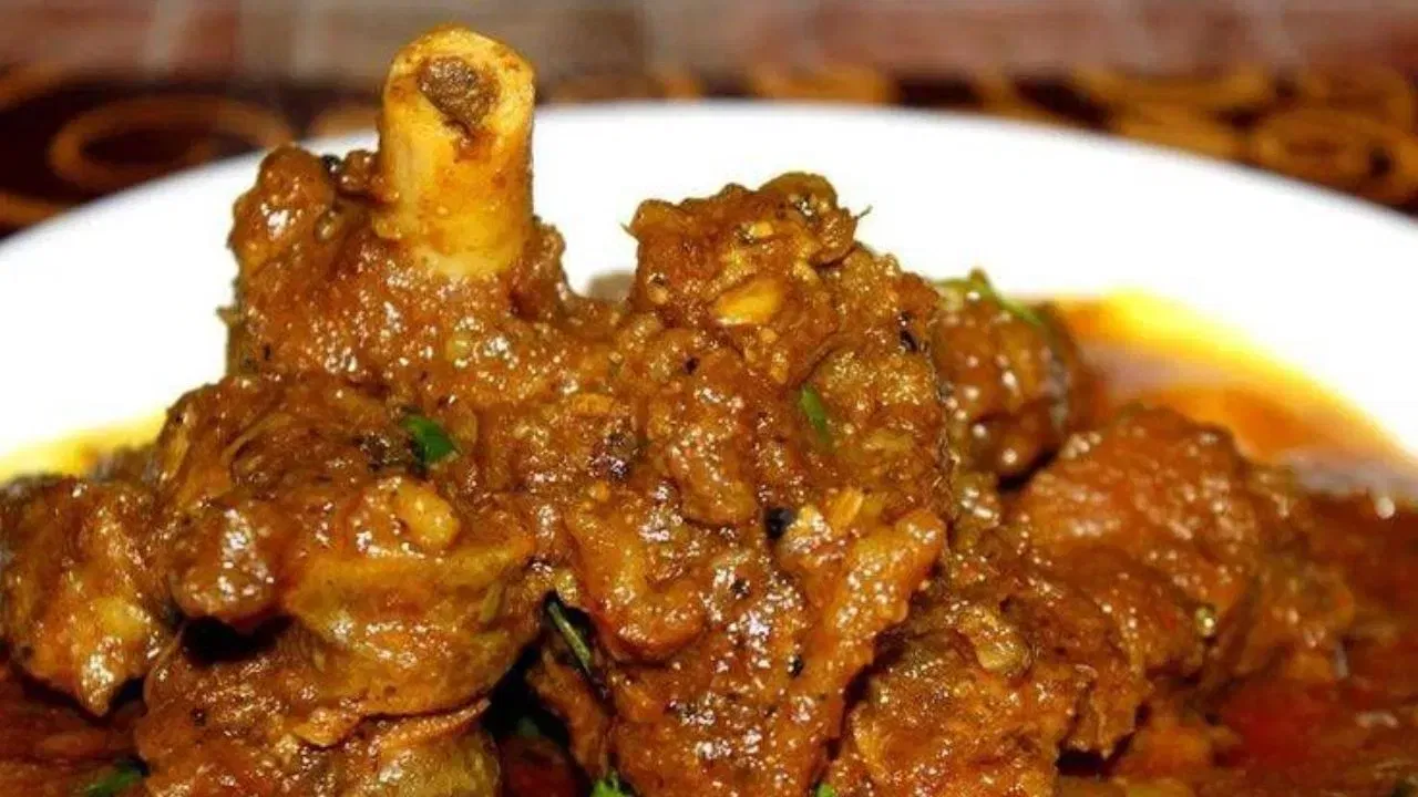 शेळीचे मांस : अफगाणिस्तानच्या ग्रामीण भागात आणि डोंगराळ प्रदेशांमध्ये शेळीपालन मोठ्या प्रमाणात केले जाते. त्यामुळे शेळीचे मांस सहज उपलब्ध होते. हे मांस पौष्टिक मानले जाते आणि विविध मसाल्यांसह शिजवून खाल्ले जाते.