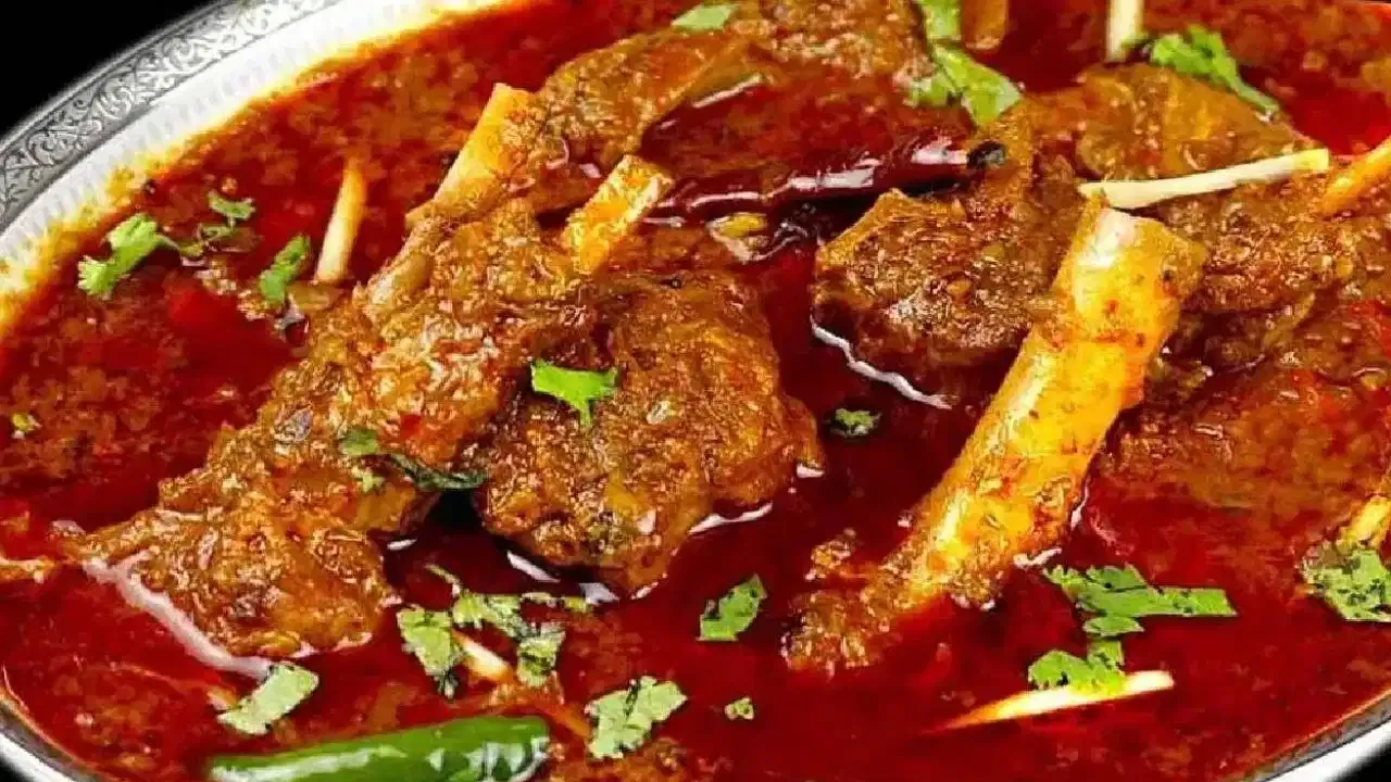 मेंढीचे मांस सर्वाधिक लोकप्रिय : अफगाणिस्तानमध्ये मेंढीचे मांस (मटन) हे सर्वाधिक खाल्ले जाणारे मांस आहे. देशातील अनेक पारंपरिक पदार्थ, कबुली पुलाव, कबाब आणि विविध स्ट्यूमध्ये मटनाचा वापर केला जातो.