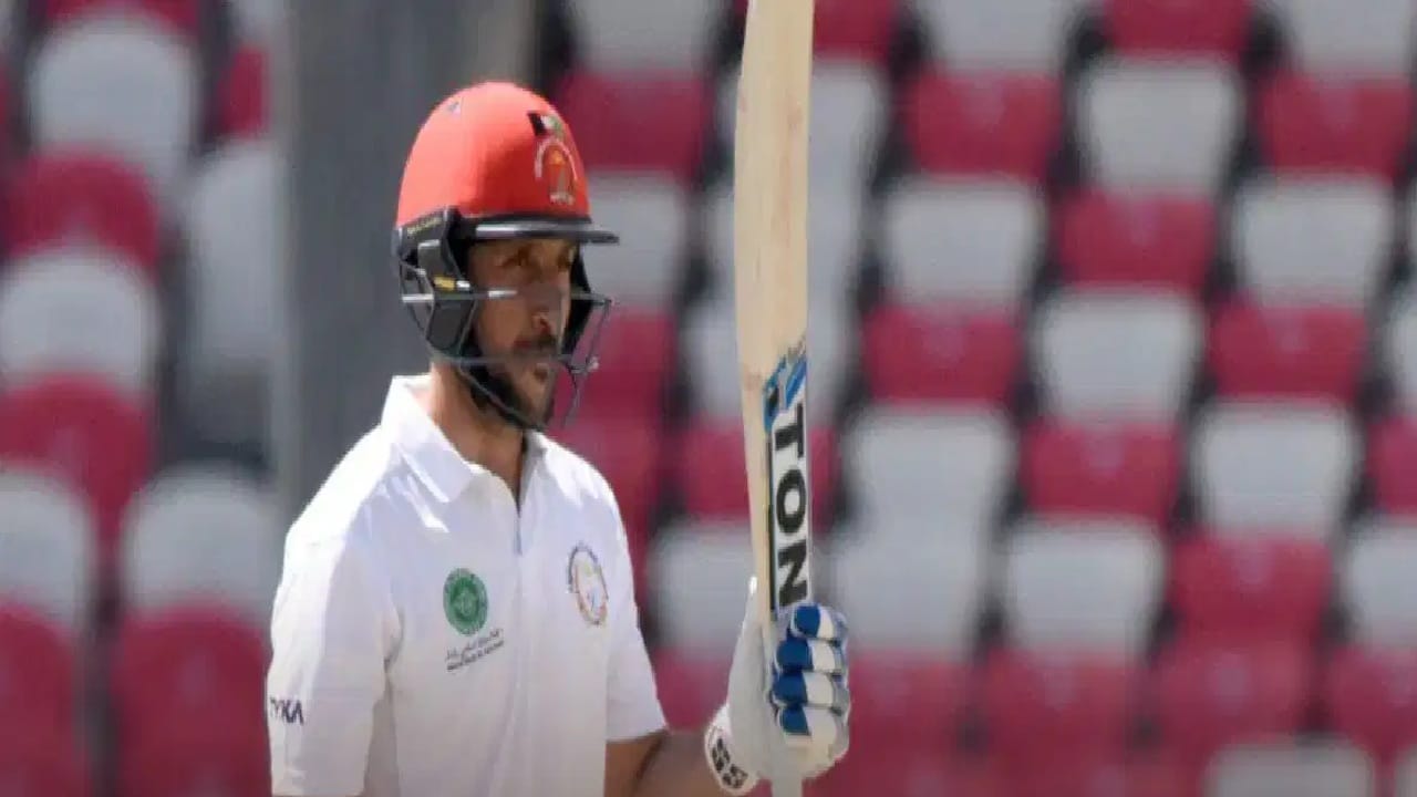 अफगाणिस्तानचा फलंदाज रहमत शाह याने खास कामगिरी केली. रहमतने 1 हजार कसोटी धावा पूर्ण केल्या. रहमत 1 हजार कसोटी धावा करणारा पहिला अफगाणिस्तानी ठरला. रहमनते अवघ्या 12 कसोटी सामन्यांमध्ये ही कामगिरी केली. (Photo Credit : Afghanistan Cricket Board)