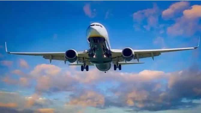 एअर होस्टेस या एका गोष्टीशिवाय राहुच शकत नाहीत, कॉकपीटमध्येच.., माजी एअर होस्टेसने सांगितलं विमानातील डार्क सीक्रेट