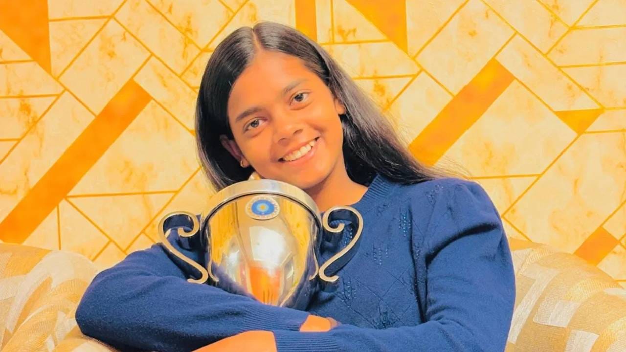 अक्षरा गुप्ताने फक्त 16 चेंडूत अर्धशतक पूर्ण केलं. त्यानंतर 34 चेंडू खेळत शतक पूर्ण केलं. त्यानंतर खेळी पुढे नेत 300 धावांचा पल्ला गाठला. महिला क्रिकेट इतिहासात 300 धावांचा पल्ला गाठणारी दुसरी खेळाडू ठरली आहे. यापूर्वी देशांतर्गत क्रिकेटमध्ये मुंबईच्या इरा गुप्ताने 346 धावा केल्या होत्या. (Photo: Instagram)