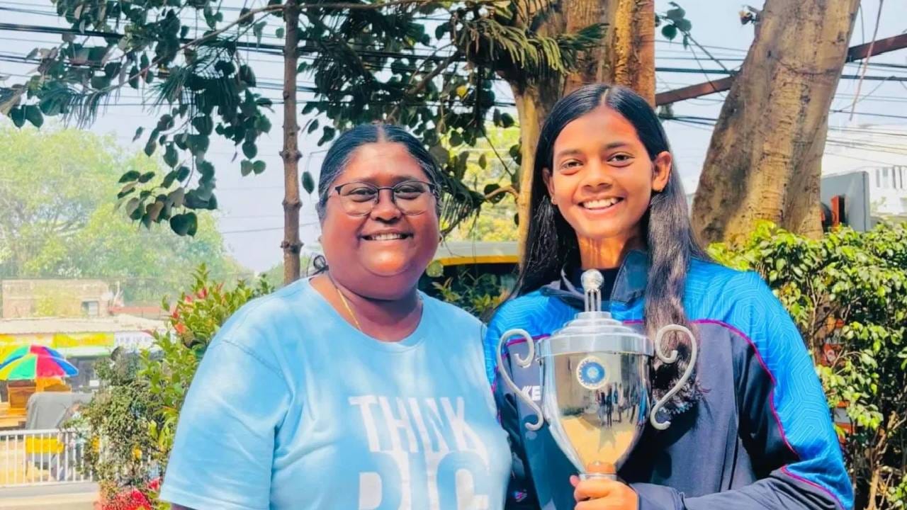अक्षरा गुप्ता डावखुरी फलंदाज असून आक्रमक खेळीसाठी ओळखली जाते. अक्षराचा खेळ असाच राहिला तर भारतीय संघात तिला येण्यापासून कोणीही रोखू शकत नाही. वुमन्स प्रीमियर लीग स्पर्धेत तिला संधी मिळण्याची शक्यता आहे. (Photo: Instagram)