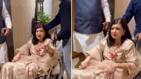 अल्का याज्ञिक व्हिलचेअरवर; या दुर्मिळ आजारामुळे श्रवण क्षमतेवर परिणाम.