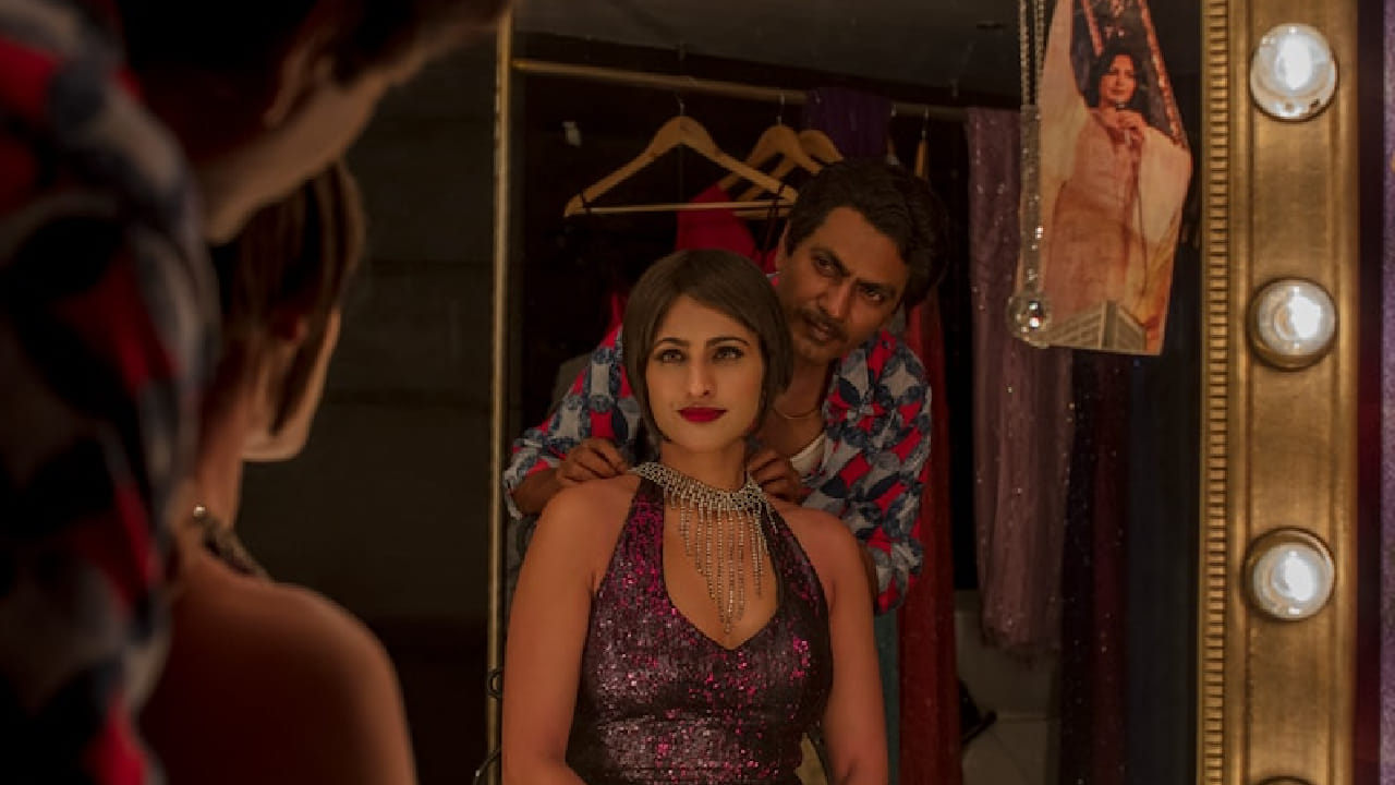 भारतीय OTT इतिहासातील सर्वाधिक चर्चेत राहिलेल्या सीरिजपैकी सेक्रेड गेम्स ही एक आहे. या सीरिजमध्ये गुन्हेगारी, राजकारण आणि सत्तासंघर्ष यांचे प्रभावी चित्रण करण्यात आले आहे. थरारक कथानकासोबत काही धाडसी सीनमुळेही ही सीरिज चर्चेत राहिली होती.