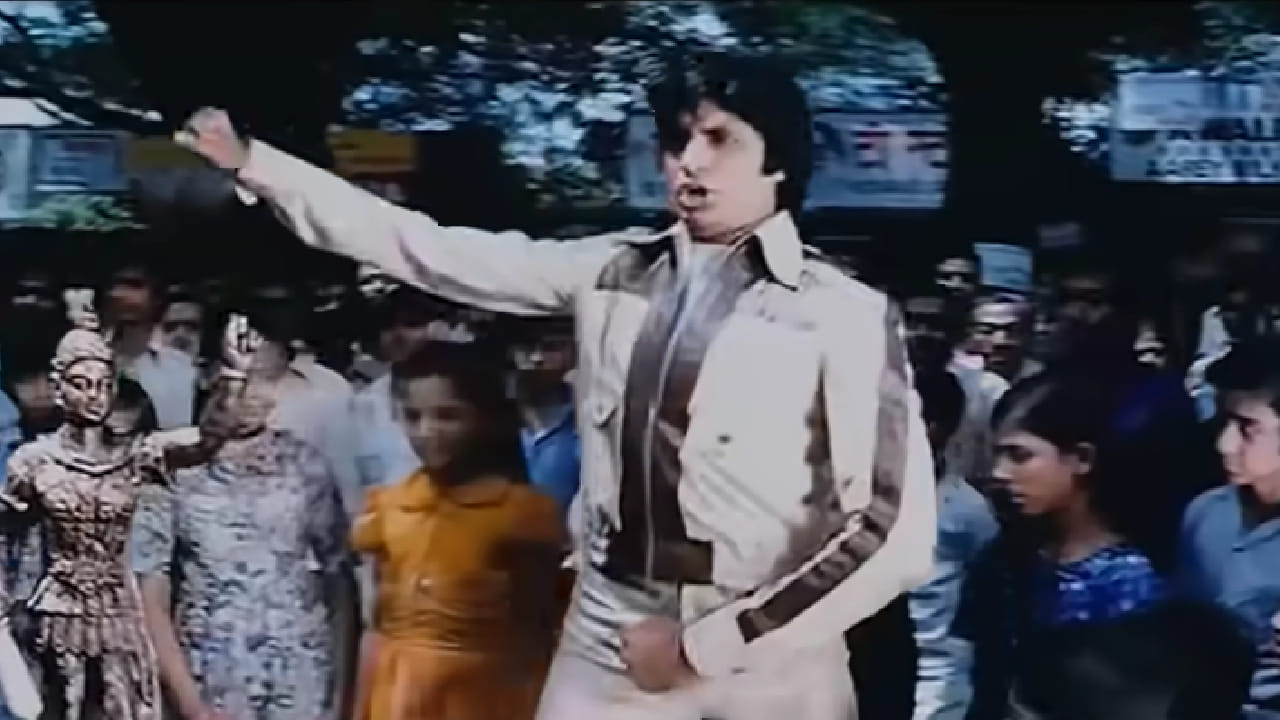 1978 साली प्रदर्शित झालेला मुकद्दर का सिकंदर हा चित्रपट आजही हिंदी चित्रपटसृष्टीतील सर्वाधिक लोकप्रिय प्रेमकथांपैकी एक मानला जातो. अपूर्ण प्रेम, विरह, वेदना आणि त्याग यांचे भावपूर्ण चित्रण या चित्रपटात करण्यात आले होते. त्यामुळेच चित्रपटातील गाणी आजही रसिकांच्या मनात जिवंत आहेत.