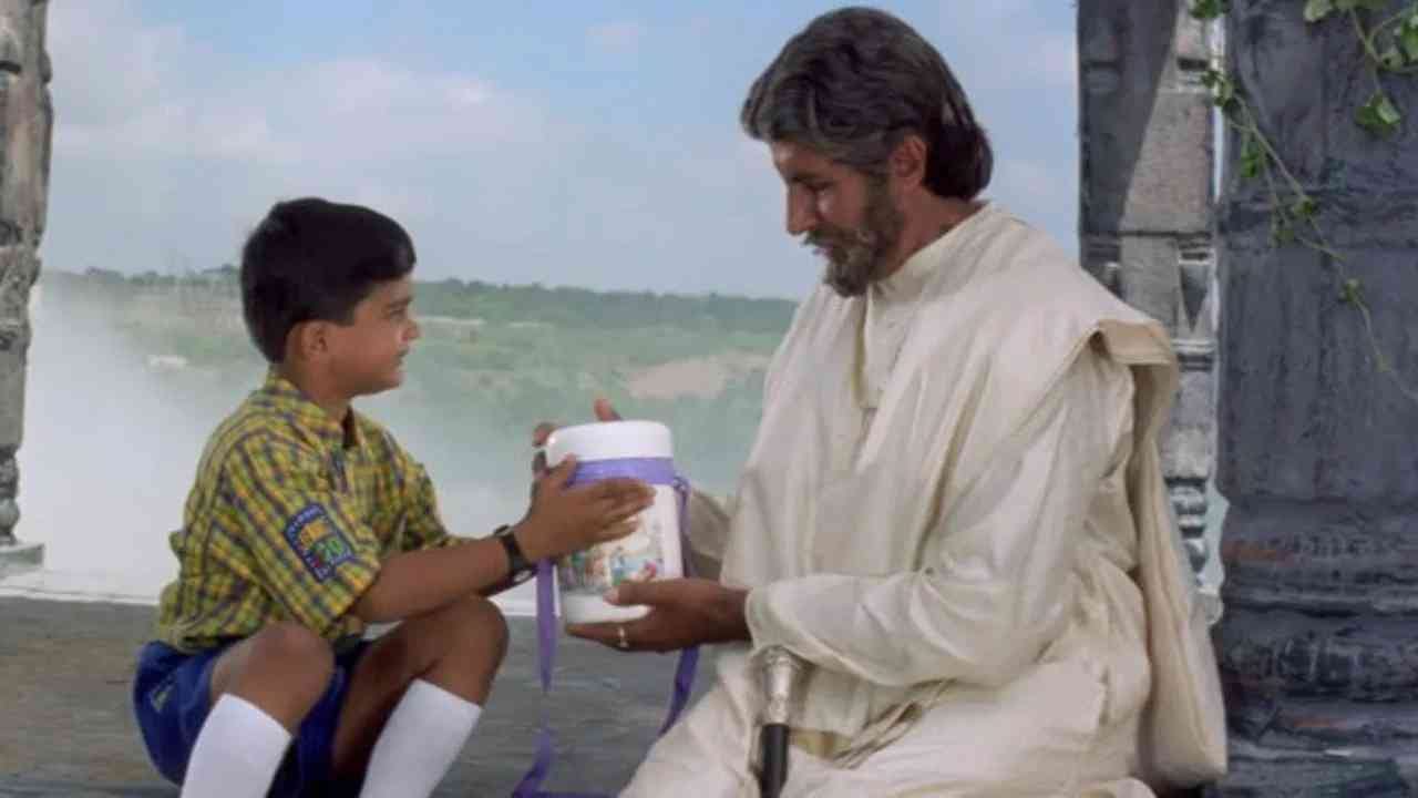 21 मे 1999 रोजी रिलीज झालेल्या 'सूर्यवंशम' चित्रपट ई.वी.वी सत्यनारायण यांनी डायरेक्ट केला होता. 2 तास 57 मिनिटांचा हा चित्रपट बॉक्स ऑफिसवर इतका यशस्वी ठरला नाही. पण लोकांना आजही हा चित्रपट पहायला आवडतो. अमिताभ बच्चन यांच्यासह सौंदर्या, मुकेश ऋषि, कादर खान, अनुपम खेर, रचना बनर्जी, शिवाजी साटम आणि आनंद वर्धन या कलाकारांच्या भूमिका होत्या. 