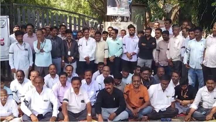 बागलकोट टाऊन डेव्हलपमेंट अथॉरिटी ( BTDA) च्या अधिकाऱ्याला एका शेतकऱ्याने जमीन संपादनात नुकसान भरपाई प्रकरणात न्याय न मिळाल्याने त्याच्या केबिनमध्ये जाऊन चप्पल डोक्यात मारल्याची घटना शेजारील कर्नाटक राज्यात शनिवारी घडली.या प्रकरणाचा एक व्हिडीओ सोशल मीडियावर चांगलाच व्हायरल होत आहे. या प्रकरणानंतर कर्मचाऱ्यांनी आंदोलन करीत न्याय देण्याची मागणी केली आहे.