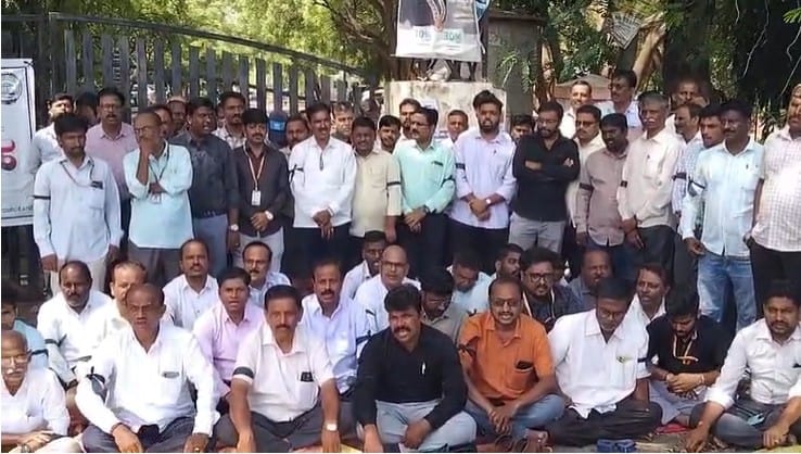 बागलकोट टाऊन डेव्हलपमेंट अथॉरिटी ( BTDA) च्या अधिकाऱ्याला एका शेतकऱ्याने जमीन संपादनात नुकसान भरपाई प्रकरणात न्याय न मिळाल्याने त्याच्या केबिनमध्ये जाऊन चप्पल डोक्यात मारल्याची घटना शेजारील कर्नाटक राज्यात शनिवारी घडली.या प्रकरणाचा एक व्हिडीओ सोशल मीडियावर चांगलाच व्हायरल होत आहे. या प्रकरणानंतर कर्मचाऱ्यांनी आंदोलन करीत न्याय देण्याची मागणी केली आहे.