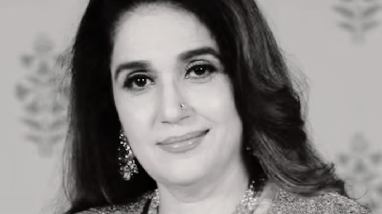 एका मुलाखतीत सोनिका यांनी सांगितले होते की, एका ज्योतिषाने त्यांना ‘मांगलिक’ असल्याचे सांगितले होते. त्यामुळे सातव्या विवाहापूर्वी विशेष पूजा करण्यात आली आणि त्यानंतर त्यांचा विवाह यशस्वी झाला. सौतनसोबत एकत्र आनंदाने त्या राहत आहेत.